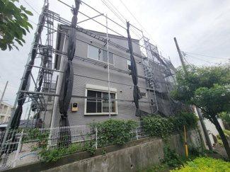 幅広い前面道路と落ち着いた雰囲気の街並みが特徴です。新築建物の外観も印象的で周辺環境もすっきりとしています。