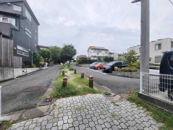 閑静な住宅街の一角に位置し落ち着いた環境が魅力です。車通りも少なく安心感のあるエリアです。