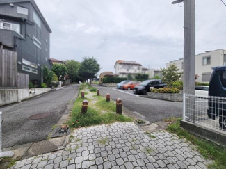 前面道路は道幅がしっかり確保されており車の出し入れもスムーズです。周辺は落ち着いた雰囲気で住宅が並ぶエリアです。道路沿いにも植栽があり緑を感じることができます。