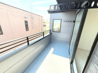 2号棟 開放感のあるバルコニーは室内からスムーズにアクセスできます。しっかりとした手すりで安心感があります。日差しが入りやすく洗濯物も乾きやすい設計です。広さもあり多目的に利用可能です。