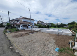 前面道路が広く車の出入りもスムーズな現地写真です。周辺には住宅が立ち並び落ち着いた街並みが広がっています。敷地は整形地のため建築プランも立てやすいです。日当たりを確保しやすい立地となっています。