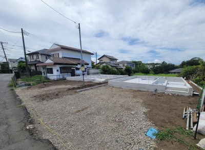 前面道路が広く車の出入りもスムーズな現地写真です。周辺には住宅が立ち並び落ち着いた街並みが広がっています。敷地は整形地のため建築プランも立てやすいです。日当たりを確保しやすい立地となっています。