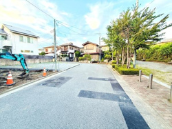 前面道路が広めに感じられ車の出入りもしやすい環境です。周辺は住宅が立ち並び整然とした印象を受けます。歩道や植栽も整備されており清潔感が感じられます。開放感のある前面道路が現地写真からも伝わります。
