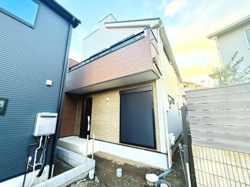 モダンな外観が印象的な住まいです。バルコニー付きで採光にも配慮された設計です。シャッター付きの窓があり防犯やプライバシー面にも嬉しいポイントです。アプローチ部分が整備しやすい設計となっています。
