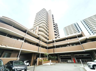 堂々とした外観が印象的なマンションです。バルコニーが多く各部屋への採光に配慮されています。敷地内には駐車スペースが確保されています。近隣に高層マンションが並び開放感があります。