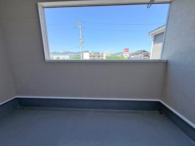 広々したバルコニーは洗濯干しに助かります