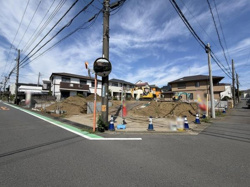 開放感ある角地に位置し周囲には住宅が立ち並んでいます。前面道路が広く車の出入りもスムーズに行えます。周囲の環境も比較的落ち着いて見えます。