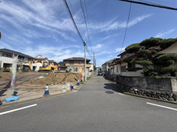 開放感のある前面道路が印象的です。周囲には整然とした住宅が並び街並みが整っています。現地は幅のある道路に面しておりアクセスも便利です。視界も広がりやすい立地です。