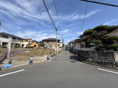 開放感のある前面道路が印象的です。周囲には整然とした住宅が並び街並みが整っています。現地は幅のある道路に面しておりアクセスも便利です。視界も広がりやすい立地です。