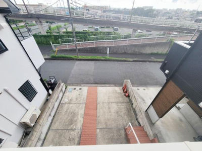 落ち着いた住宅街に面した駐車場です。道路からの乗り入れがしやすい形状になっています。幅にゆとりがあり複数台の車にも対応できます。階段も近く移動が便利です。