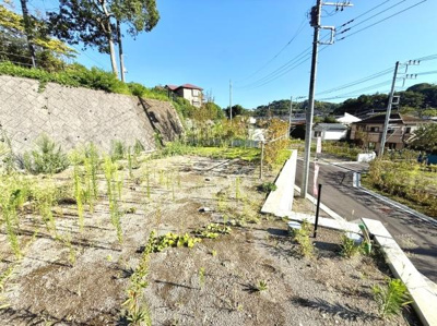 開放感のある現地土地写真です。日当たりが良く道路にも面しておりアクセスもしやすい環境です。周囲に建物が少なく見晴らしも確保されています。住宅街の一角で静かな雰囲気が感じられます。