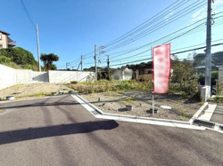 現地は開放感のある敷地で前面道路も整備されており車の出入りがしやすい区画です。敷地周辺は日当たりも期待でき伸びやかな街並みが広がっています。生活インフラもすぐ近くにあるので利便性も感じられます。