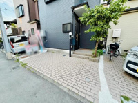 駐車場スペースが広々としており車の出し入れがしやすい配置です。玄関からのアクセスも短く快適です。レンガ調の舗装が清潔感を感じさせます。自転車置き場としても利用できる余裕があります。