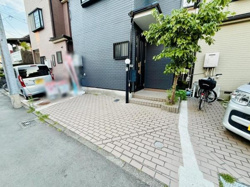 駐車場スペースが広々としており車の出し入れがしやすい配置です。玄関からのアクセスも短く快適です。レンガ調の舗装が清潔感を感じさせます。自転車置き場としても利用できる余裕があります。
