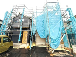 外観は現在工事中となっており建築の進捗状況が確認できます。前面には駐車スペースが用意されています。道路に面しておりアクセスしやすい立地にあります。建物の構造や雰囲気もチェックしやすいタイミングです。