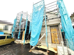 建築中の外観はシックな色合いが際立ちます。足場や養生シートが設置され安全対策も取られています。周囲との調和も考慮されたデザインです。完成が楽しみな一軒です。