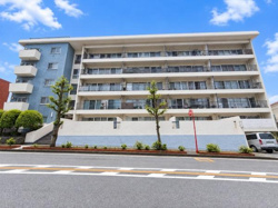 すっきりとしたデザインの外観が印象的なマンションです。バルコニーが各戸に設けられており開放感があります。鮮やかな青空に映える建物の配色が特徴です。前面道路が広く駐車もしやすい印象です。