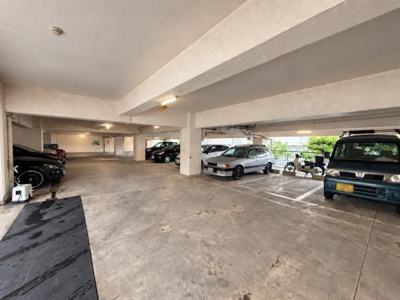 屋根付きの駐車場で天候に左右されずにご利用いただけます。ゆとりあるスペースで駐車もスムーズです。複数台の車やバイクにも対応した造りが便利です。明るい照明も設置されています。