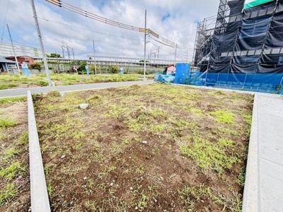 陽当たりの良い現地土地写真です。周囲には整備された歩道や道路が配置されています。開放感のある土地でご希望の建築プランにも対応しやすいです。