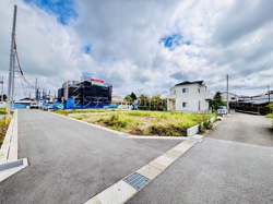 周囲に住宅が建ち並ぶ整えられた現地土地写真です。幅のある道路が隣接し車の出入りもスムーズです。
