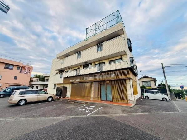 外観はシンプルなデザインで白を基調とした落ち着いた雰囲気が特徴です。複数台分の駐車スペースが確保されており車の利用が便利です。建物にはバルコニーもあり開放感を感じることができます。