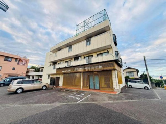 外観はシンプルなデザインで白を基調とした落ち着いた雰囲気が特徴です。複数台分の駐車スペースが確保されており車の利用が便利です。建物にはバルコニーもあり開放感を感じることができます。