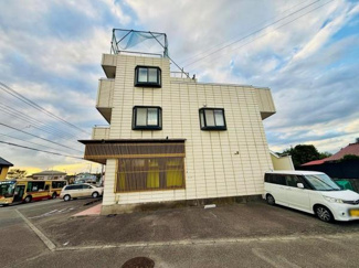 シンプルな外観の建物で駐車スペースが広く取られています。周囲は開放感のある環境です。角地に位置しておりアクセスしやすい立地です。