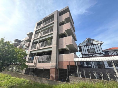 シンプルかつモダンなデザインの外観が特徴のマンションです。バルコニーが各住戸に設けられており開放感のある雰囲気が魅力です。落ち着いた色合いの外壁が周囲と調和しています。