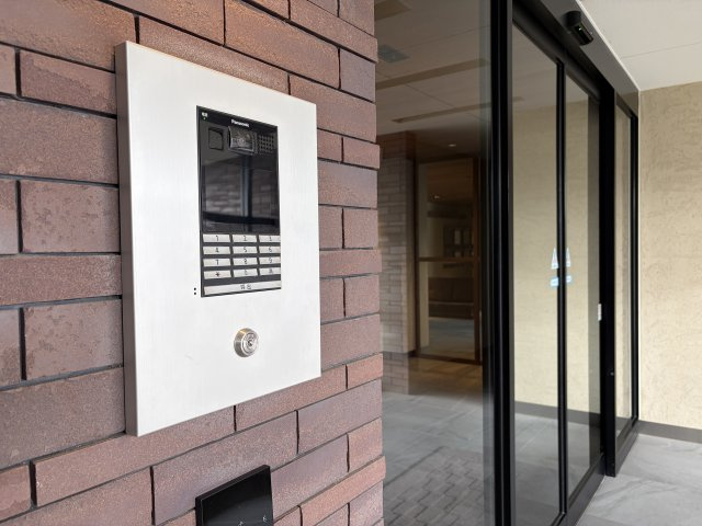 エントランスにはオートロックを設置。来訪者を確認してから対応でき、防犯面にも配慮されています。