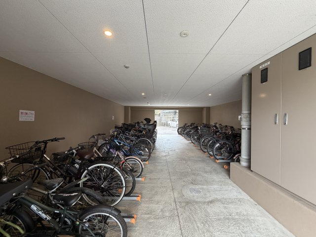 雨風の影響を受けにくい屋内の駐輪スペース。日常の自転車利用にも便利です。