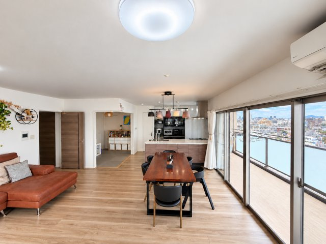朝日が差し込み明るいリビング！※入居中のため、画像処理により家具・生活用品等を消去しています。

