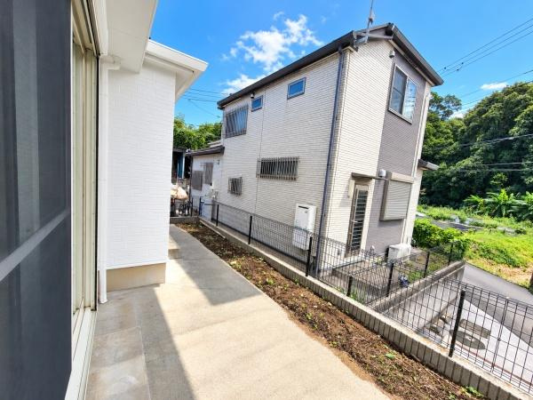 住戸周辺には緑も多く開放的な雰囲気が感じられます。
