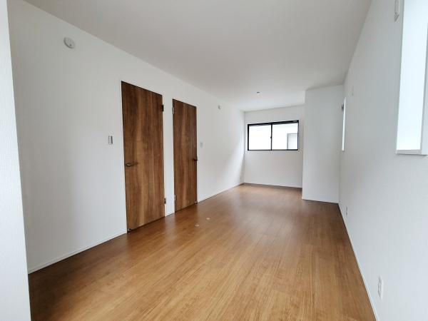 明るい色合いのフローリングが印象的なお部屋です。窓から自然光がしっかりと入ります。シンプルな内装なので使い勝手が良さそうです。広さも十分で落ち着いた雰囲気があります。収納スペースも確保されています。