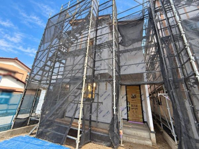 建築中の物件であり外観全体が確認できます。