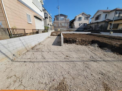 周囲には住宅が建ち並び生活環境が整っています。開放感のある広々とした敷地が特徴です。