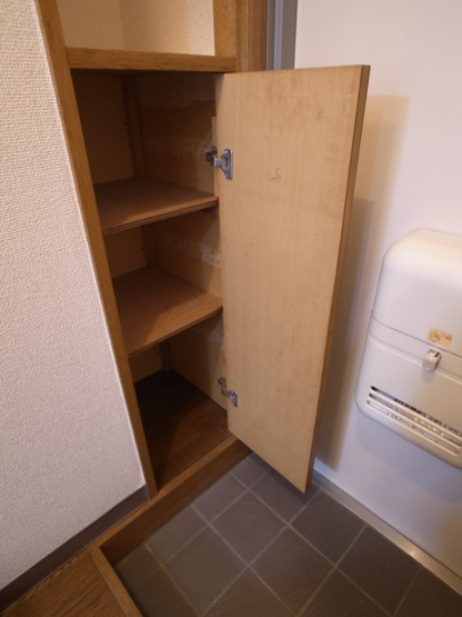 小さめですが、シューズボックスもあります。