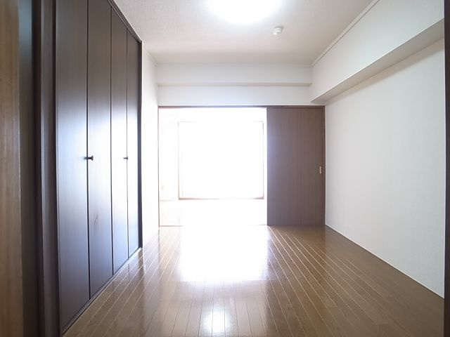 扉を開くとベランダの光が差し込みます