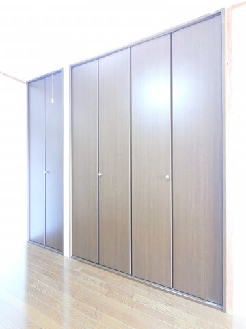 壁一面が収納になっています