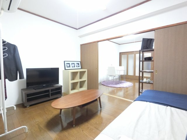 奥の洋室は寝室向き。