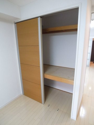 大きな押入タイプのクローゼットがついています