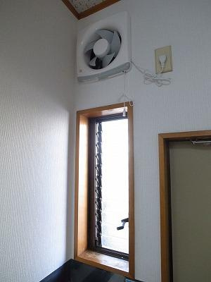 キッチン横に換気扇と窓があります