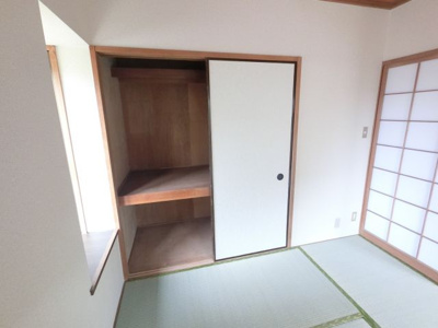 和室にある押入れです。たっぷり収納できます。