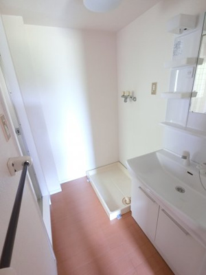 独立洗面台の横に洗濯機置き場があります。