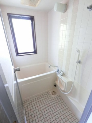 風呂は追い炊き機能付きですよ。