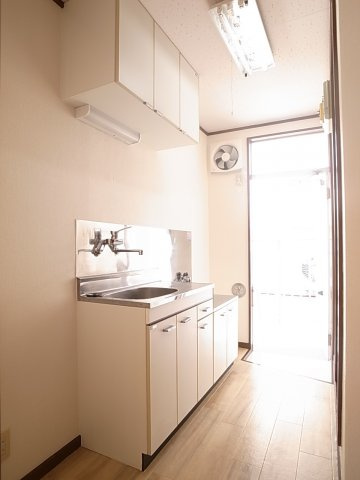 キッチンは独立タイプ。