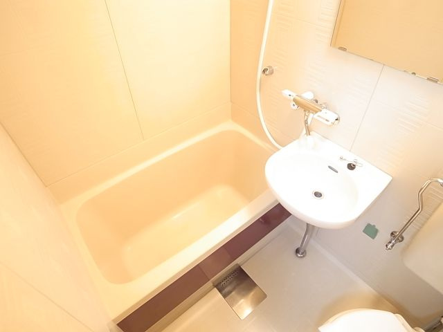 浴槽が浸かれるタイプになっています。