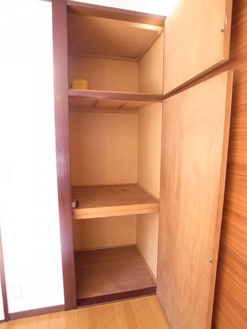 約半間の３段式収納。