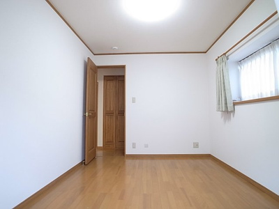 2階の6帖洋室です。こちらは書斎や子供部屋に使用できそうです。