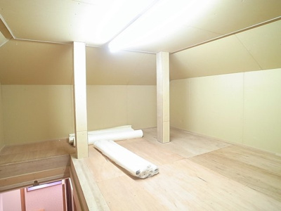 小屋裏収納がございます。普段使わないものやシーズン物はこちらにまとめて収納しましょう。