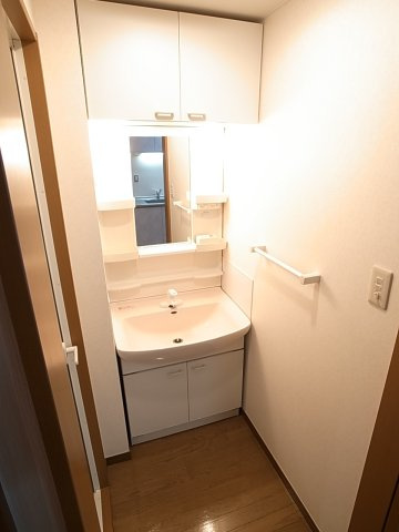 洗面所も広々としております。
※入居中のため、同タイプのお部屋の写真になります。